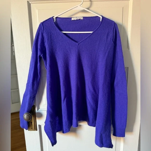 Subtle Luxury Women's Cashmere V-Neck Sweater in Vibrant Purple size S/M - Picture 1 of 4